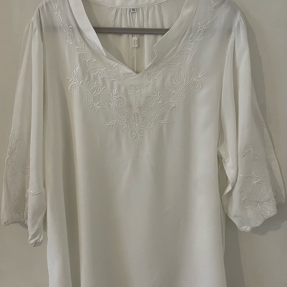 White Embroidered Women's Top NWT